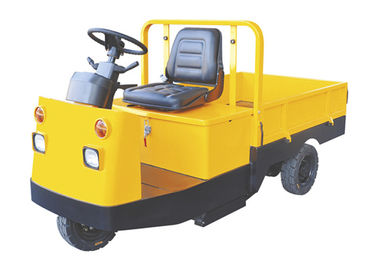 Opérateur simple conduisant l'opération facile de remorquage de tracteur de couleur électrique de jaune