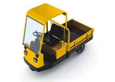Opérateur simple conduisant l'opération facile de remorquage de tracteur de couleur électrique de jaune